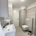 Bright Riverside Studio, Balcony, Free Parking, Air Conditioning *