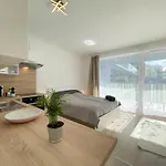 Bright Riverside Studio, Balcony, Free Parking, Air Conditioning *