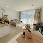 Bright Riverside Studio, Balcony, Free Parking, Air Conditioning Apartmán *