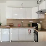 Bright Riverside Studio, Balcony, Free Parking, Air Conditioning * Budapešť