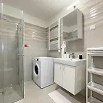 Bright Riverside Studio, Balcony, Free Parking, Air Conditioning