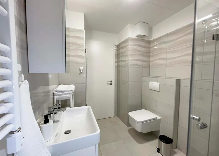Bright Riverside Studio, Balcony, Free Parking, Air Conditioning *