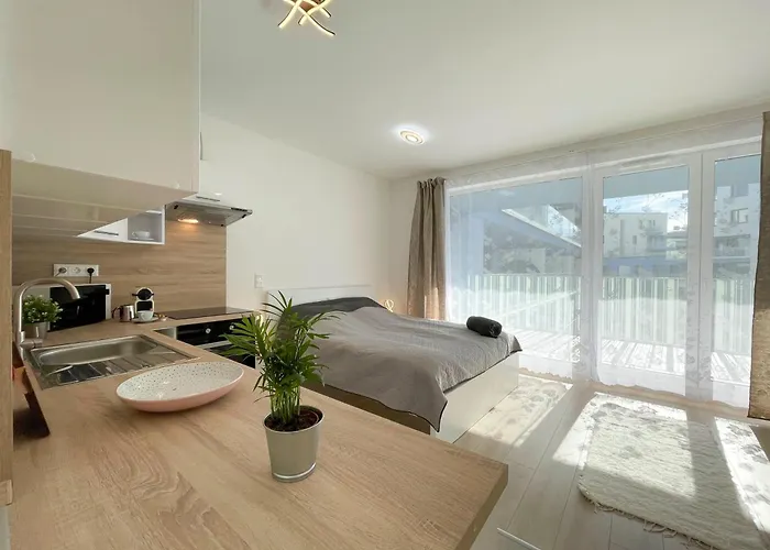 Bright Riverside Studio, Balcony, Free Parking, Air Conditioning *