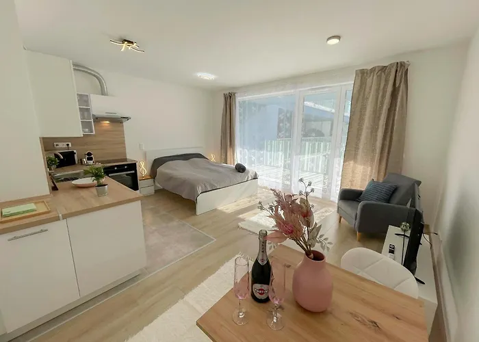 Bright Riverside Studio, Balcony, Free Parking, Air Conditioning شقة *