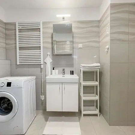 Bright Riverside Studio, Balcony, Free Parking, Air Conditioning Appartamento