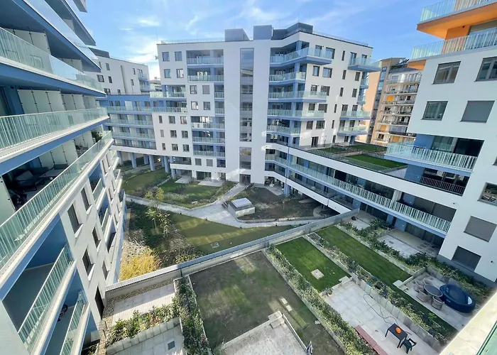 Bright Riverside Studio, Balcony, Free Parking, Air Conditioning Apartman *