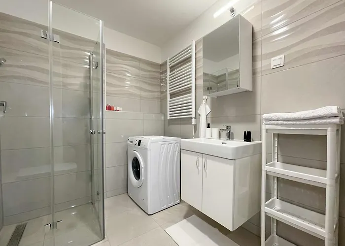 Bright Riverside Studio, Balcony, Free Parking, Air Conditioning