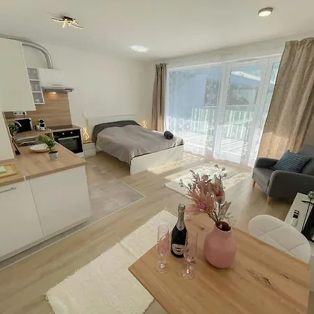 Brand New Danube W Balcony And Free Parking * Budapest