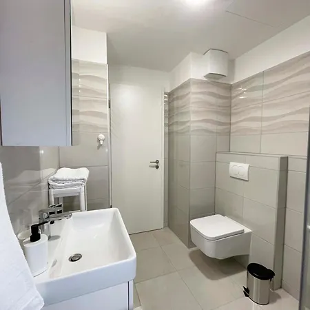 Bright Riverside Studio, Balcony, Free Parking, Air Conditioning *