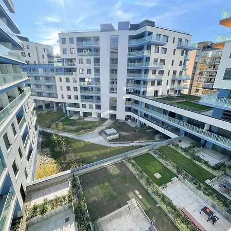 Bright Riverside Studio, Balcony, Free Parking, Air Conditioning Апартаменты *