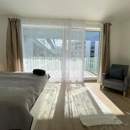 Bright Riverside Studio, Balcony, Free Parking, Air Conditioning *