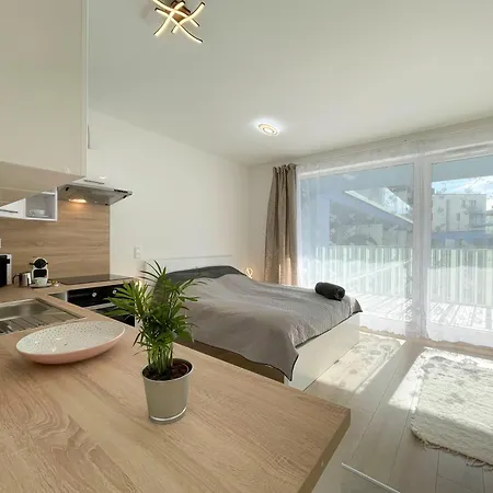 Bright Riverside Studio, Balcony, Free Parking, Air Conditioning *
