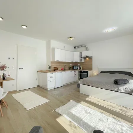 Bright Riverside Studio, Balcony, Free Parking, Air Conditioning Апартаменты *