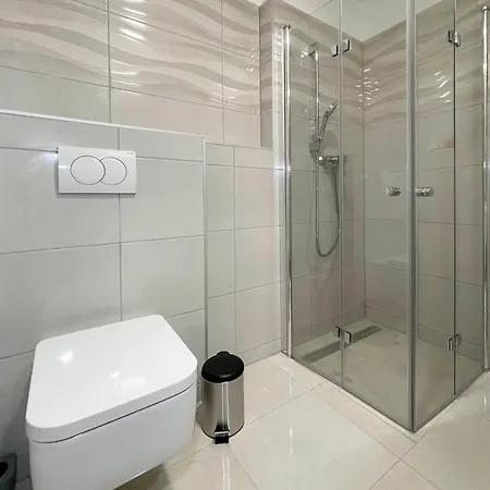 Bright Riverside Studio, Balcony, Free Parking, Air Conditioning Будапешт