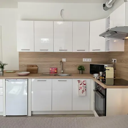 Bright Riverside Studio, Balcony, Free Parking, Air Conditioning * Будапешт