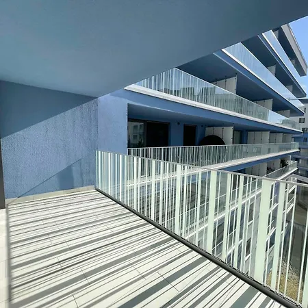 Bright Riverside Studio, Balcony, Free Parking, Air Conditioning Будапешт