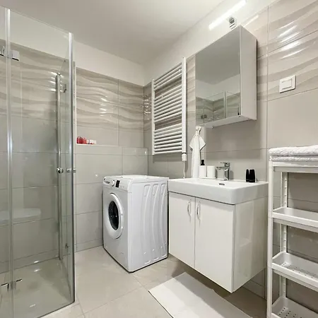 Bright Riverside Studio, Balcony, Free Parking, Air Conditioning