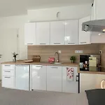 Apartamento Bright Riverside Studio, Balcony, Free Parking, Air Conditioning *