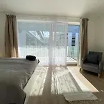 Bright Riverside Studio, Balcony, Free Parking, Air Conditioning *