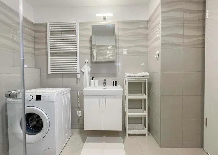 Bright Riverside Studio, Balcony, Free Parking, Air Conditioning Apartament